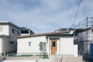 白と木目が美しい平屋