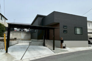 奥行きと質感が織りなす、ボックスモダンな平屋