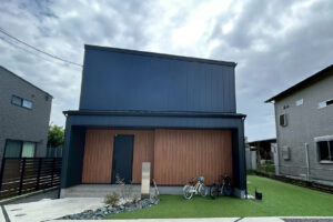 質感と重厚感を纏う、シックな家