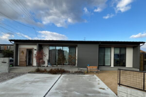 高天井が織りなす開放感と大空間LDKの平屋